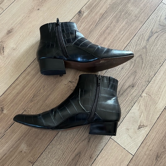 Women’s Who What Wear Black Croc-Embossed Pointed Toe Ankle Boots Size 7.5 - Picture 3 of 6